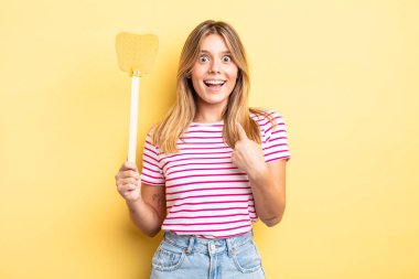 Güzel sarışın kız mutlu hissediyor ve heyecanla kendini işaret ediyor. Öldürme konsepti