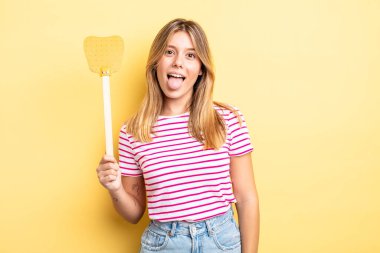 Güzel sarışın, neşeli ve asi tavırlı, şaka yapan ve dilini dışarı çıkaran bir kız. Öldürme konsepti