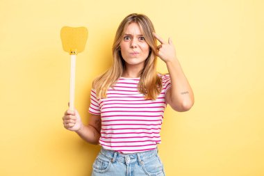 Güzel sarışın kız şaşkın ve şaşkın hissediyor, senin deli olduğunu gösteriyor. Öldürme konsepti