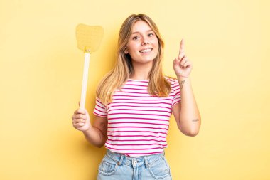 Güzel sarışın kız gülümsüyor ve arkadaş canlısı görünüyor. Bir numarayı gösteriyor. Öldürme konsepti