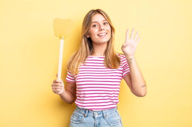 Güzel sarışın kız gülümsüyor ve arkadaş canlısı görünüyor, dört numarayı gösteriyor. Öldürme konsepti