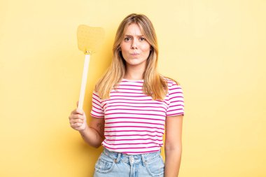 Güzel sarışın kız üzgün, üzgün ya da kızgın ve yana bakıyor. Öldürme konsepti