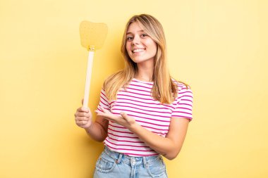 Güzel sarışın kız neşeyle gülümsüyor, mutlu hissediyor ve bir konsept gösteriyor. Öldürme konsepti