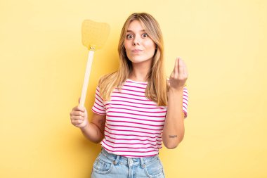 Güzel sarışın kız kapiş ya da para hareketi yapıyor, sana ödemeni söylüyor. Öldürme konsepti