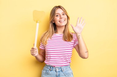 Güzel sarışın kız gülümsüyor ve arkadaş canlısı görünüyor, beş numarayı gösteriyor. Öldürme konsepti