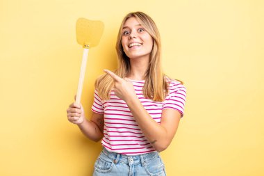 Güzel sarışın kız heyecanlı ve şaşırmış görünüyor. Öldürme konsepti