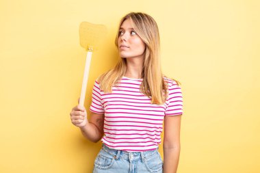 Profil görünümündeki güzel sarışın kız hayal mi kuruyor, hayal mi kuruyor yoksa hayal mi kuruyor? Öldürme konsepti