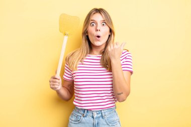 Güzel sarışın kız inançsızlıktan şaşkın şaşkın bakıyor. Öldürme konsepti