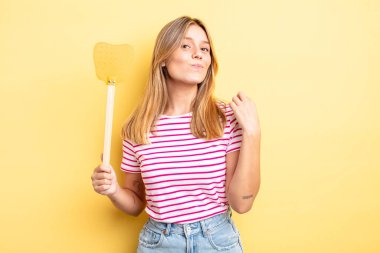 Güzel sarışın kız kibirli, başarılı, pozitif ve gururlu görünüyor. Öldürme konsepti