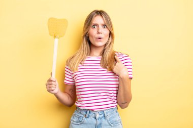 Şok olmuş ve ağzı açık, kendini işaret eden güzel sarışın bir kız. Öldürme konsepti