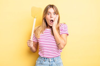 Güzel sarışın kız şok olmuş ve korkmuş hissediyor. Öldürme konsepti