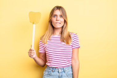 Güzel sarışın kız şaşkın ve şaşkın görünüyor. Öldürme konsepti