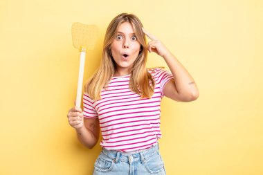 Güzel sarışın kız şaşırmış görünüyor, yeni bir düşünce, fikir ya da konsept fark ediyor. Öldürme konsepti