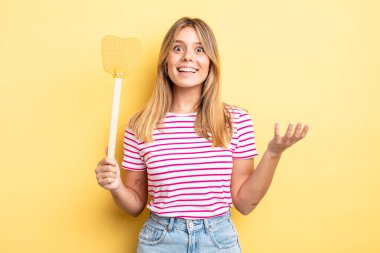 Güzel sarışın kız kendini mutlu hissediyor, bir çözüm ya da fikir bulduğuna şaşırıyor. Öldürme konsepti