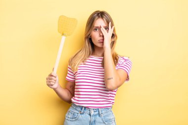 Güzel sarışın kız bıkkın, yorgun ve uykulu hissediyor. Öldürme konsepti