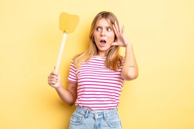 Güzel sarışın kız mutlu, heyecanlı ve şaşırmış hissediyor. Öldürme konsepti