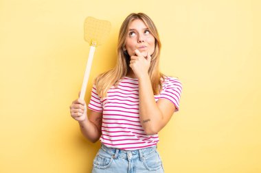 Güzel sarışın kız düşünüyor, kuşkulu ve şaşkın hissediyor. Öldürme konsepti