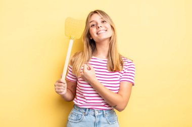 Güzel sarışın kız kendini mutlu hissediyor ve bir meydan okumayla yüzleşiyor ya da kutluyor. Öldürme konsepti