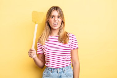 Güzel sarışın kız şaşkın ve şaşkın hissediyor. Öldürme konsepti