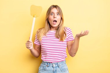 Güzel sarışın kız şok olmuş ve şaşırmış hissediyor. Öldürme konsepti