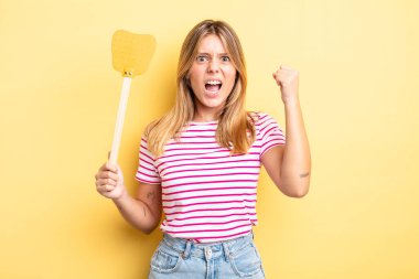 Güzel sarışın kız sinirli bir ifadeyle agresif bir şekilde bağırıyor. Öldürme konsepti