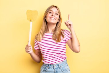 Güzel sarışın kız bir fikri fark ettikten sonra mutlu ve heyecanlı bir dahi gibi hissediyor. Öldürme konsepti