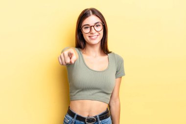 İspanyol güzel kadın kameraya tatmin olmuş, kendine güvenen, dost canlısı bir gülümsemeyle bakıyor ve seni seçiyor.