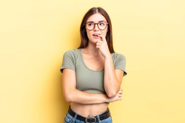 Hispanik güzel kadın şaşırmış, gergin, endişeli ya da korkmuş bakışları ile, kopyalama alanına doğru yan bakıyor