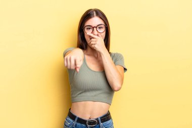 İspanyol güzel kadın sana gülüyor, kamerayı işaret ediyor ve seninle dalga geçiyor ya da alay ediyor.