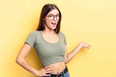 İspanyol güzel kadın kendini mutlu ve neşeli hissediyor, gülümsüyor ve seni hoş karşılıyor, dostça bir jestle içeri davet ediyor.