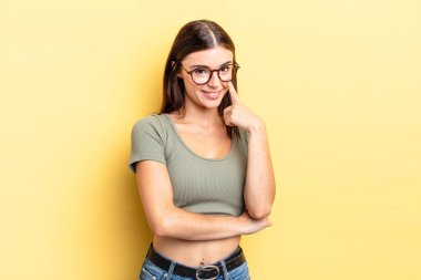 İspanyol güzel kadın sana göz kulak oluyor, güvenmiyor, izliyor, tetikte ve tetikte.