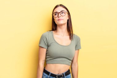 Endişeli, kafası karışık, budala bir ifadeyle, kopya alanı arayan, şüpheci İspanyol güzel kadın.