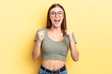 İspanyol güzel kadın şaşkın, heyecanlı ve mutlu hissediyor, gülüyor ve başarıyı kutluyor,!