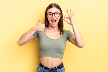 İspanyol güzel kadın kendini mutlu, şaşkın, tatmin olmuş ve şaşırmış hissediyor.