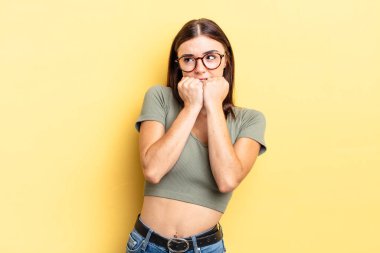 İspanyol güzel kadın endişeli, gergin, stresli ve korkmuş görünüyor, tırnak yiyor ve yanal fotokopi alanı arıyor.