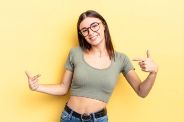 İspanyol güzel kadın gururlu, kibirli, mutlu, şaşırmış ve tatmin olmuş görünüyor, kendini gösteriyor, kendini kazanan gibi hissediyor.