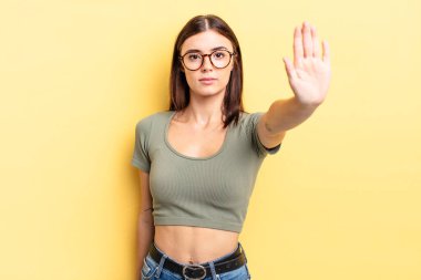 İspanyol güzel bir kadın ciddi, sert, hoşnutsuz ve kızgın görünüyor.