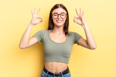 İspanyol güzel kadın konsantre olmuş ve meditasyon yapıyor, kendini tatmin olmuş ve rahatlamış hissediyor, düşünüyor ya da bir seçim yapıyor.