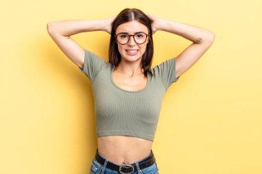 İspanyol güzel kadın kendini stresli, endişeli, endişeli ya da korkmuş hissediyor. Elleri başının üstünde, hatayla panikliyor.