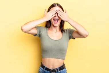 İspanyol güzel kadın gülümsüyor ve mutlu hissediyor, iki eliyle gözlerini kapatıyor ve inanılmaz bir sürpriz bekliyor.