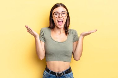 İspanyol güzel kadın mutlu, heyecanlı, şaşırmış ya da şok olmuş hissediyor, gülümsüyor ve hayrete düşüyor.