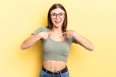 İspanyol güzel kadın mutlu, şaşkın ve gururlu hissediyor, heyecanlı, şaşkın bakışlarla kendini işaret ediyor.