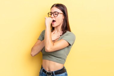 Boğazı ağrıyan ve grip belirtileri gösteren, ağzı kapalı öksüren İspanyol güzel bir kadın.