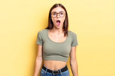 İspanyol güzel kadın şok olmuş ya da şaşırmış görünüyor, ağzı açık bir şekilde 