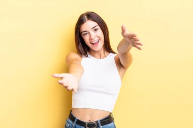 İspanyol güzel kadın neşeyle gülümsüyor sıcak, dostça, sevgi dolu bir kucak veriyor, mutlu ve sevimli hissediyor.