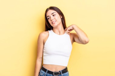 İspanyol güzel bir kadın stresli, endişeli, yorgun ve hayal kırıklığına uğramış, gömleğini çekmiş, sıkıntılı görünüyor.