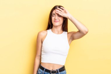 İspanyol güzel kadın stresli, yorgun ve hayal kırıklığına uğramış görünüyor, alnından ter damlıyor, umutsuz ve bitkin hissediyor.