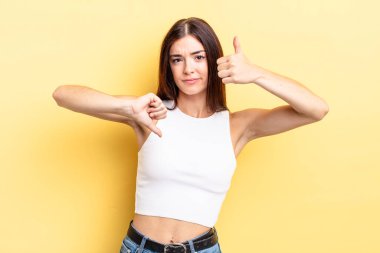 İspanyol güzel kadın kafası karışık, bilgisiz ve kararsız hissediyor, iyi ve kötü seçenekleri ya da seçenekleri tartıyor.