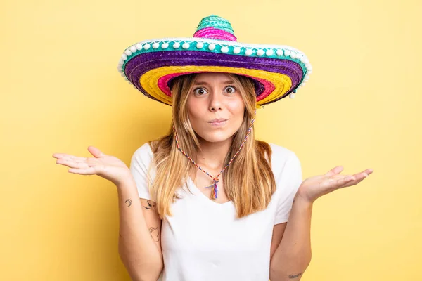 Jolie Fille Blonde Sentant Perplexe Confus Douteux Chapeau Mexicain Concept — Photo