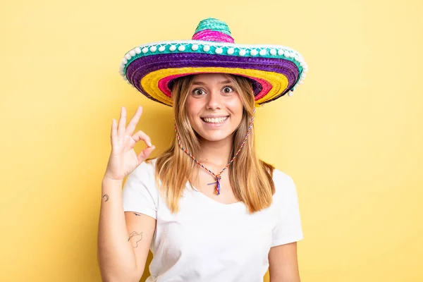 금발의 소녀는 행복해 괜찮은 행동으로 승인을 줍니다 멕시코 — 스톡 사진